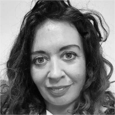 Linda NiChualladh's headshot, grayscale